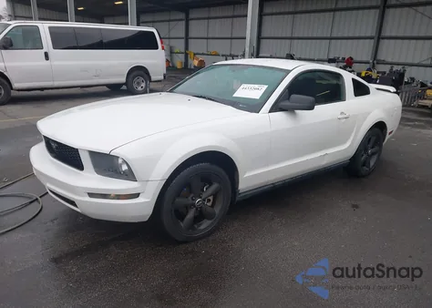 2005 Ford Mustang V6 Deluxe/V6 Premium z USA, uszkodzony, nr VIN 1ZVFT80N155104919